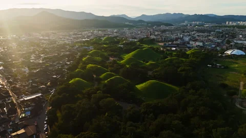 Aerial view overlooking the Tumuli Park, summer evening in Gyeongju, South Korea Vídeos de archivo 331395681