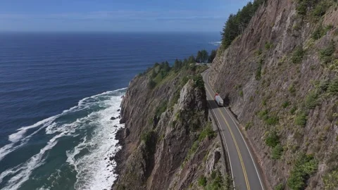 Aerial view of pacific highway 101 along seashore in Oregon,USA Vidéo 334592811