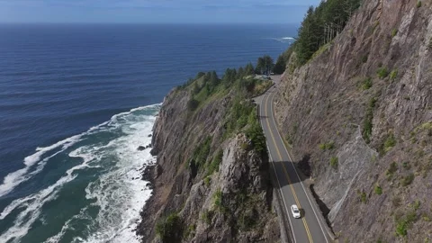 Aerial view of pacific highway 101 along seashore in Oregon,USA Видео 334592817