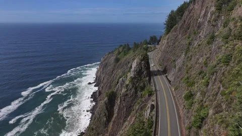 Aerial view of pacific highway 101 along seashore in Oregon,USA Видео 334592827