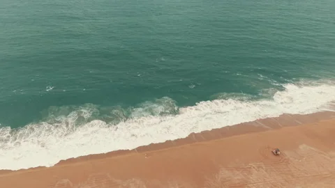 Aerial view of Pacific Ocean waves crashing against sandy Newport Beach 库存影片 347744857
