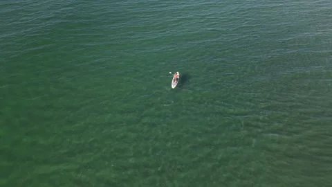 Aerial view of paddle boarder in the pacific ocean. 動画素材 166330730