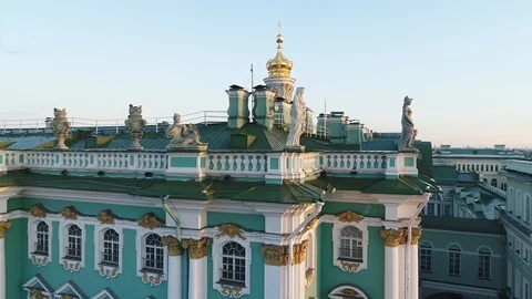 Aerial view on Palace Square and Hermitage in Saint-Petersburg in Russia. 库存影片 89315366