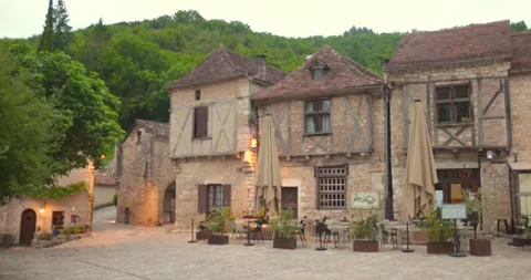 Aerial view pan right of historic houses in Saint-Cirq-Lapopie, France Vídeos de archivo 315511546