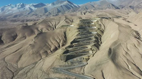 Aerial view of Panlong Ancient Road winding through mountains in Xinjiang, China Vídeos de archivo 344953436