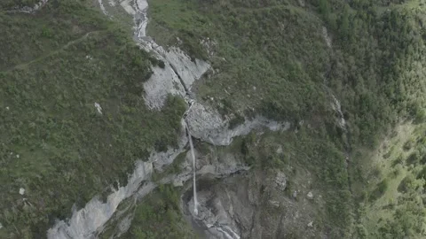 Aerial view with panning of a waterfall in the Swiss Alps Vidéo