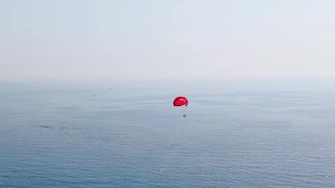 Aerial view of para sailing along Ölüdeniz beach in Turkey Vídeo Stock 345127956