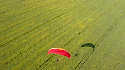 Aerial view of paramotor flying over canola fields, Tekirdag, Turkey. Vidéo 199695325