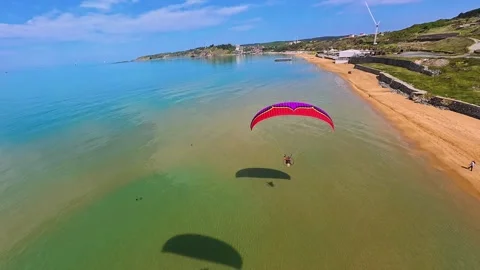Aerial view of a paramotor flying over Kilyos beach, Turkey. 库存影片 335286266