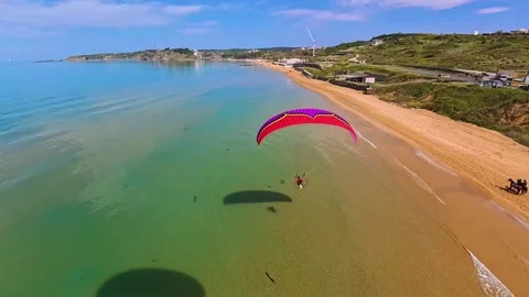 Aerial view of a paramotor flying over Kilyos beach, Turkey. 库存影片 335286326