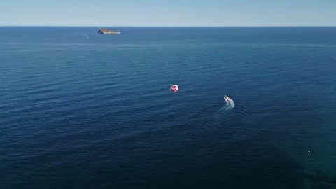 Aerial view of parasailing activity over blue sea near Benidorm island duri.. Vídeos de archivo 339377099