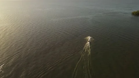 Aerial view of parasailing alone in vast waters of sea. Vídeo Stock 189911249