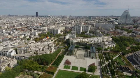 Aerial view of Parc Andre Citroen and Paris cityscape 库存影片 344838422