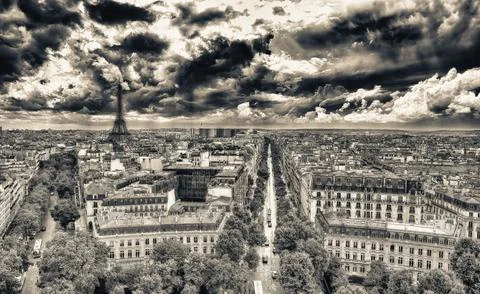 Aerial view of Paris. Eiffel Tower on the background and Champs Elysees on .. Fotos Stock