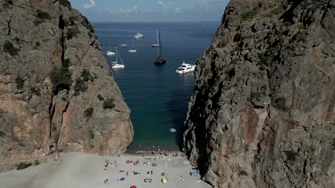 Aerial view, Passage through the two huge cliffs. Video 4K 库存影片 318320853