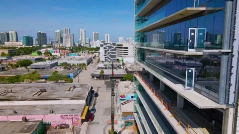 Aerial view passing a building, overlooking the Wynwood area, downtown Vídeos de archivo 143656502