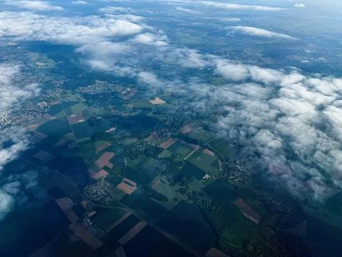 Aerial view of patchwork farmland and scattered towns under clouds near Par.. Foto stock
