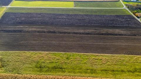 Aerial view of a patchwork of farmland featuring various shades of soil and Fotos de archivo