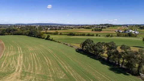 Aerial View of a Patchwork of Fields of Crops Growing, and a Farm Homestead Foto stock