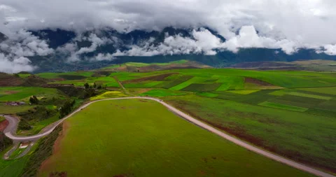 Aerial view of patchwork fields in the Sacred Valley, Peru Vidéo 334610316
