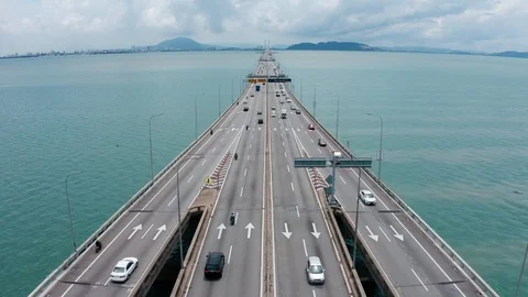 Aerial view of the Penang Bridge E36 highway from the Island side Vidéo 122447547