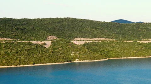 Aerial view to the peninsula covered with forest and Neum bay. Video stock 154958828
