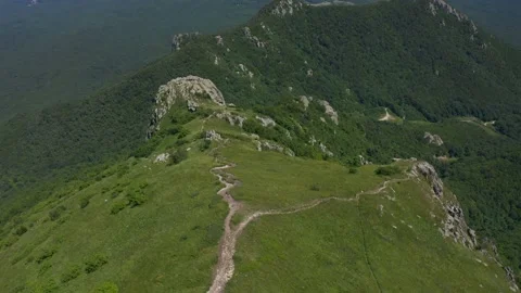 Aerial view of people walking down a mountain trail from Mount Beshtau Video stock 135795064