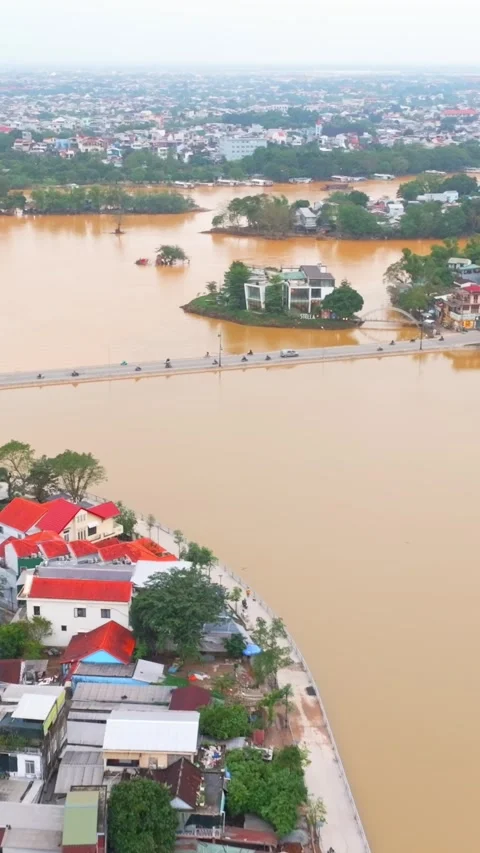 Aerial view of the Perfume River in Hue, Thua Thien Hue, Vietnam, VN Vidéo 331036286
