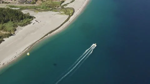 Aerial view of a person doing parasail in Sicily, Italy. Видео 234445596