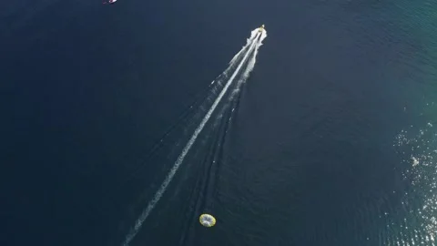 Aerial view of a person doing parasail in Sicily, Italy. Видео 234445656