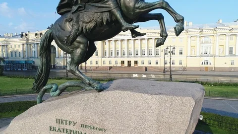 Aerial view on Peter The Great, The Bronze Horseman in Saint-Petersburg. 库存影片 100688760