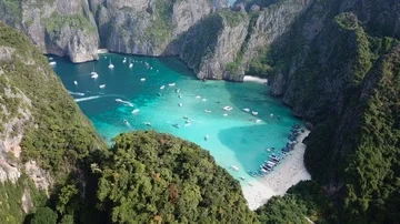 Aerial view of Phi Phi Island in Thailand. Maya Beach. 4K. 스톡 동영상 85962252