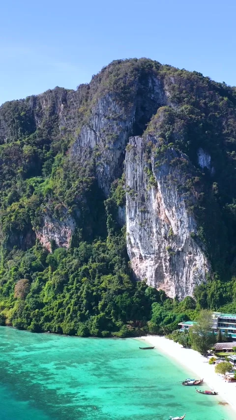 Aerial View of Phi Phi Island Tropical Beach and Limestone Cliffs 库存影片 328337341