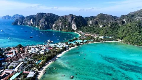 Aerial View of Phi Phi Island Center with Loh Dalum Beach and Ao Ton Sai Pier Fotos de archivo