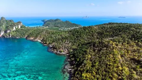 Aerial View of Phi Phi Island and Loh Lana Beach, Thailand Fotos de archivo