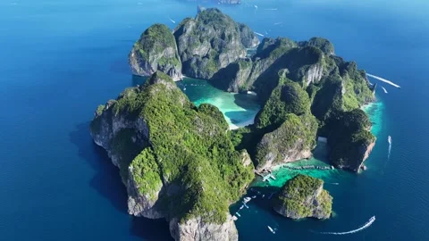 Aerial view of Phi Phi Islands limestone cliffs in Thailand. Vídeos de archivo 339044448
