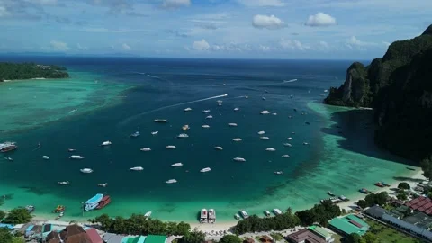 Aerial view of Phi Phi Islands with boats in turquoise water, Thailand. Vídeos de archivo 339660485