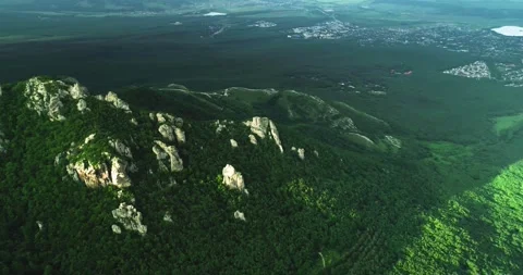 Aerial view of picturesque cliffs and green mountain slopes outside the city. Vidéo 158398945