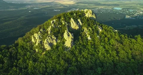 Aerial view of picturesque cliffs and green mountain slopes outside the city. Vidéo 158401027