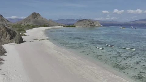 Aerial view pink beach on padar island indonesia Vídeo Stock 267354710