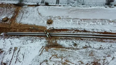 Aerial view of a pipeline construction site covered in snow during winter Vidéo 335893567