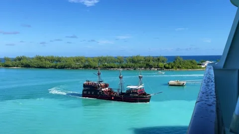 An aerial view of a pirate ship excursion boat in the cruise ship harbor in N Vidéo 163304327