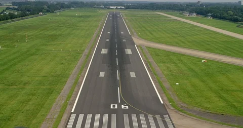 Aerial view of a plane making an approach to landing on an airport runway Vidéo 114132940