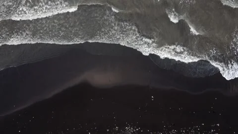 Aerial view of plastic waste washed onto a black volcanic sand beach on Jav.. Vídeos de archivo 341313130