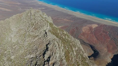 Aerial view of Playa de Cofete from  Pico de la Zarza in Fuertaventura Video stock 335509637