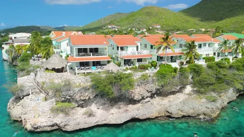 Aerial view of Playa Lagun cliffside villas with turquoise cove in Curaçao 库存影片 340880016