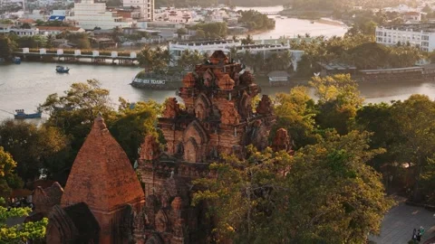 Aerial view of po nagar cham towers in nha trang, vietnam at sunset and cit.. Stockbeeldmateriaal 335027503