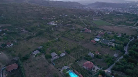 Aerial view of poolside wedding ceremony party with helium decorative balloon Video stock 325615746