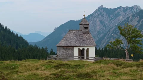 Aerial view of Postalmkapelle chapel in Austrian Alps mountains, Salzkammergut Vídeo Stock 337309366