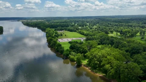 Aerial View of Potomac River and Green Landscapes at Algonkian Regional Park Vidéo 342127773